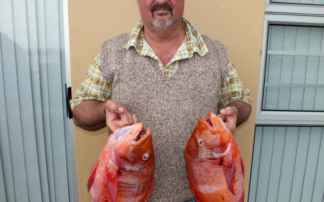 De Wet Giliomee, wat ook die 2de swaarste sak ingepalm het, met sy wenvisse: 2 Rooi Romans van 2.55kg en 2.2kg 